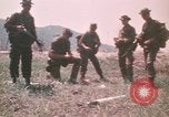 Standbild Montagnards angehören Soldaten Pleiku Süd Vietnam, 1969, aus Sekunde 17 historischem Filmmaterial Videoclip 65675075555