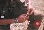 Standbild Montagnards angehören Soldaten Pleiku Süd Vietnam, 1969, aus Sekunde 19 historischem Filmmaterial Videoclip 65675075555