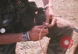 Standbild Montagnards angehören Soldaten Pleiku Süd Vietnam, 1969, aus Sekunde 20 historischem Filmmaterial Videoclip 65675075555