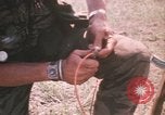 Standbild Montagnards angehören Soldaten Pleiku Süd Vietnam, 1969, aus Sekunde 21 historischem Filmmaterial Videoclip 65675075555