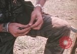 Standbild Montagnards angehören Soldaten Pleiku Süd Vietnam, 1969, aus Sekunde 22 historischem Filmmaterial Videoclip 65675075555