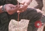 Standbild Montagnards angehören Soldaten Pleiku Süd Vietnam, 1969, aus Sekunde 24 historischem Filmmaterial Videoclip 65675075555