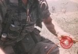 Standbild Montagnards angehören Soldaten Pleiku Süd Vietnam, 1969, aus Sekunde 27 historischem Filmmaterial Videoclip 65675075555