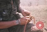 Standbild Montagnards angehören Soldaten Pleiku Süd Vietnam, 1969, aus Sekunde 28 historischem Filmmaterial Videoclip 65675075555