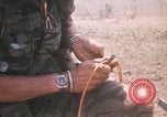 Standbild Montagnards angehören Soldaten Pleiku Süd Vietnam, 1969, aus Sekunde 29 historischem Filmmaterial Videoclip 65675075555