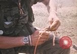 Standbild Montagnards angehören Soldaten Pleiku Süd Vietnam, 1969, aus Sekunde 30 historischem Filmmaterial Videoclip 65675075555