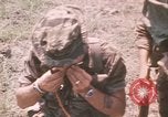 Standbild Montagnards angehören Soldaten Pleiku Süd Vietnam, 1969, aus Sekunde 33 historischem Filmmaterial Videoclip 65675075555