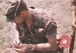 Standbild Montagnards angehören Soldaten Pleiku Süd Vietnam, 1969, aus Sekunde 34 historischem Filmmaterial Videoclip 65675075555