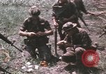 Standbild Montagnards angehören Soldaten Pleiku Süd Vietnam, 1969, aus Sekunde 45 historischem Filmmaterial Videoclip 65675075555