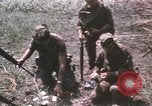 Standbild Montagnards angehören Soldaten Pleiku Süd Vietnam, 1969, aus Sekunde 48 historischem Filmmaterial Videoclip 65675075555