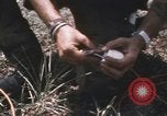 Standbild Montagnards angehören Soldaten Pleiku Süd Vietnam, 1969, aus Sekunde 59 historischem Filmmaterial Videoclip 65675075555