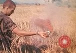 Standbild Montagnards angehören Soldaten Pleiku Süd Vietnam, 1969, aus Sekunde 3 historischem Filmmaterial Videoclip 65675075559