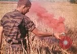 Standbild Montagnards angehören Soldaten Pleiku Süd Vietnam, 1969, aus Sekunde 4 historischem Filmmaterial Videoclip 65675075559
