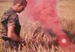 Standbild Montagnards angehören Soldaten Pleiku Süd Vietnam, 1969, aus Sekunde 5 historischem Filmmaterial Videoclip 65675075559