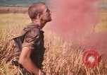 Standbild Montagnards angehören Soldaten Pleiku Süd Vietnam, 1969, aus Sekunde 6 historischem Filmmaterial Videoclip 65675075559