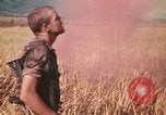 Standbild Montagnards angehören Soldaten Pleiku Süd Vietnam, 1969, aus Sekunde 7 historischem Filmmaterial Videoclip 65675075559
