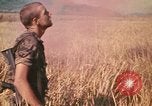 Standbild Montagnards angehören Soldaten Pleiku Süd Vietnam, 1969, aus Sekunde 8 historischem Filmmaterial Videoclip 65675075559