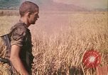 Standbild Montagnards angehören Soldaten Pleiku Süd Vietnam, 1969, aus Sekunde 9 historischem Filmmaterial Videoclip 65675075559