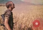 Standbild Montagnards angehören Soldaten Pleiku Süd Vietnam, 1969, aus Sekunde 10 historischem Filmmaterial Videoclip 65675075559