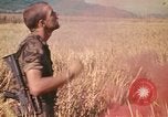 Standbild Montagnards angehören Soldaten Pleiku Süd Vietnam, 1969, aus Sekunde 11 historischem Filmmaterial Videoclip 65675075559