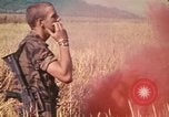 Standbild Montagnards angehören Soldaten Pleiku Süd Vietnam, 1969, aus Sekunde 12 historischem Filmmaterial Videoclip 65675075559