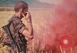 Standbild Montagnards angehören Soldaten Pleiku Süd Vietnam, 1969, aus Sekunde 13 historischem Filmmaterial Videoclip 65675075559