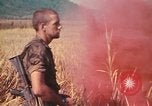 Standbild Montagnards angehören Soldaten Pleiku Süd Vietnam, 1969, aus Sekunde 14 historischem Filmmaterial Videoclip 65675075559