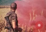 Standbild Montagnards angehören Soldaten Pleiku Süd Vietnam, 1969, aus Sekunde 15 historischem Filmmaterial Videoclip 65675075559