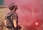 Standbild Montagnards angehören Soldaten Pleiku Süd Vietnam, 1969, aus Sekunde 16 historischem Filmmaterial Videoclip 65675075559