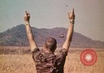 Standbild Montagnards angehören Soldaten Pleiku Süd Vietnam, 1969, aus Sekunde 17 historischem Filmmaterial Videoclip 65675075559