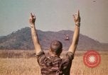 Standbild Montagnards angehören Soldaten Pleiku Süd Vietnam, 1969, aus Sekunde 18 historischem Filmmaterial Videoclip 65675075559