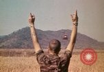 Standbild Montagnards angehören Soldaten Pleiku Süd Vietnam, 1969, aus Sekunde 19 historischem Filmmaterial Videoclip 65675075559