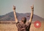 Standbild Montagnards angehören Soldaten Pleiku Süd Vietnam, 1969, aus Sekunde 20 historischem Filmmaterial Videoclip 65675075559