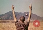 Standbild Montagnards angehören Soldaten Pleiku Süd Vietnam, 1969, aus Sekunde 21 historischem Filmmaterial Videoclip 65675075559