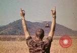 Standbild Montagnards angehören Soldaten Pleiku Süd Vietnam, 1969, aus Sekunde 22 historischem Filmmaterial Videoclip 65675075559