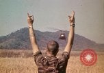 Standbild Montagnards angehören Soldaten Pleiku Süd Vietnam, 1969, aus Sekunde 23 historischem Filmmaterial Videoclip 65675075559
