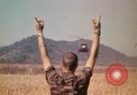 Standbild Montagnards angehören Soldaten Pleiku Süd Vietnam, 1969, aus Sekunde 24 historischem Filmmaterial Videoclip 65675075559