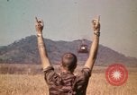 Standbild Montagnards angehören Soldaten Pleiku Süd Vietnam, 1969, aus Sekunde 25 historischem Filmmaterial Videoclip 65675075559