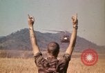 Standbild Montagnards angehören Soldaten Pleiku Süd Vietnam, 1969, aus Sekunde 26 historischem Filmmaterial Videoclip 65675075559