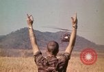 Standbild Montagnards angehören Soldaten Pleiku Süd Vietnam, 1969, aus Sekunde 27 historischem Filmmaterial Videoclip 65675075559