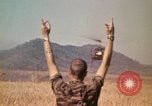 Standbild Montagnards angehören Soldaten Pleiku Süd Vietnam, 1969, aus Sekunde 28 historischem Filmmaterial Videoclip 65675075559