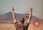 Standbild Montagnards angehören Soldaten Pleiku Süd Vietnam, 1969, aus Sekunde 29 historischem Filmmaterial Videoclip 65675075559