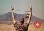 Standbild Montagnards angehören Soldaten Pleiku Süd Vietnam, 1969, aus Sekunde 30 historischem Filmmaterial Videoclip 65675075559