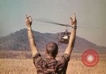 Standbild Montagnards angehören Soldaten Pleiku Süd Vietnam, 1969, aus Sekunde 31 historischem Filmmaterial Videoclip 65675075559