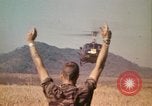 Standbild Montagnards angehören Soldaten Pleiku Süd Vietnam, 1969, aus Sekunde 32 historischem Filmmaterial Videoclip 65675075559
