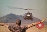 Standbild Montagnards angehören Soldaten Pleiku Süd Vietnam, 1969, aus Sekunde 33 historischem Filmmaterial Videoclip 65675075559