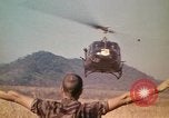 Standbild Montagnards angehören Soldaten Pleiku Süd Vietnam, 1969, aus Sekunde 34 historischem Filmmaterial Videoclip 65675075559