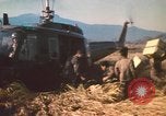 Standbild Montagnards angehören Soldaten Pleiku Süd Vietnam, 1969, aus Sekunde 35 historischem Filmmaterial Videoclip 65675075559