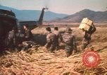 Standbild Montagnards angehören Soldaten Pleiku Süd Vietnam, 1969, aus Sekunde 37 historischem Filmmaterial Videoclip 65675075559