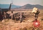 Standbild Montagnards angehören Soldaten Pleiku Süd Vietnam, 1969, aus Sekunde 38 historischem Filmmaterial Videoclip 65675075559